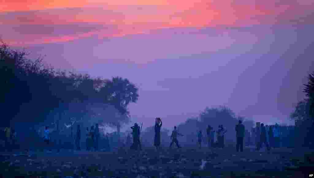 Para pengungsi Sudan Selatan yang menghindari pertempuran, bersiap tidur di alam terbuka di kota Awerial, Sudan Selatan.