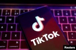 Logo aplikasi TikTok dalam sebuah ilustrasi yang diambil, 22 Agustus 2022. (Foto: REUTERS/Dado Ruvic)