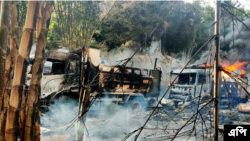 지난 24일 미얀마 카야주에서 자동차들이 불타고 있다. 정부군이 이 일대에서 민간인 30명 이상을 살해 후 불태운 것으로 나타났다.