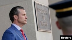 Американскиот секретар за одбрана Пит Хегсет се подготвува да го пречека австралискиот министер за одбрана во Пентагон во Вашингтон, 7 февруари 2025 година