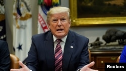 特朗普总统在白宫椭圆形办公室举行的一次活动上对记者讲话。(2019年12月6日)