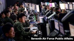 지난 2015년 8월 을지프리덤가디언(UFG) 미한연합군사훈련에 참가한 장병들이 오산공군기지 내 지휘통제소에서 작전을 수행하고 있다.