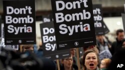 ក្រុមបាតុករ​តូច​មួយ​ធ្វើ​បាតុកម្ម​មិន​ឲ្យ​មាន​ការ​ធ្វើ​អន្តរាគមន៍​ដោយ​យោធា​​ដោយ​សម្ព័ន្ធមិត្ត​លោក​ខាង​លិច ទៅ​លើ​ប្រទេស​ស៊ីរី កាលពី​ថ្ងៃទី​១៣ មេសា ២០១៨។