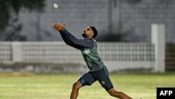 পাকিস্তান ও নিউজিল্যান্ডের মধ্যে আন্তর্জাতিক ক্রিকেট কাউন্সিল চ্যাম্পিয়নস ট্টফি খেলার আগে করাচির জাতীয় স্টেডিয়ামে পাকিস্তানের বাবর আজম, অনুশীলন করছেন। ১৬ ফেব্রুয়ারি,২০২৫।