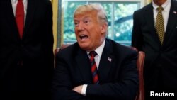 Presiden Donald Trump berbicara dengan para wartawan mengenai pembunuhan wartawan Arab Saudi, Jamal Khashoggi di Turki, di sela-sela sebuah acara di Gedung Putih, di Washington, 23 Oktober 2018.
