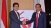 Pertemuan Presiden Jokowi dengan Perdana Menteri Jepang Shinzo Abe di tengah KTT ASEAN di Manila Filipina Minggu 12 November 2017. (Foto courtesy: Biro Pers Kepresiden RI)