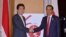 Pertemuan Presiden Jokowi dengan Perdana Menteri Jepang Shinzo Abe di tengah KTT ASEAN di Manila Filipina Minggu 12 November 2017. (Foto courtesy: Biro Pers Kepresiden RI)