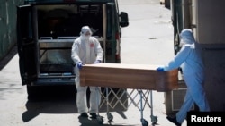 Petugas mengangkut peti jenazah dari sebuah panti jompo yang terkena wabah COVID-19 di Leganes, Madrid, Spanyol. Hampir seperlima warga Spanyol adalah kaum lansia. 