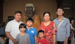 លោក ឡៅ វណ្ណា និងក្រុមគ្រួសារ អំឡុងដើរកម្សាន្តនៅខេត្តប៉ៃលិន កាលពីខែកញ្ញា ឆ្នាំ២០២០។ (រូបថតផ្ដល់ឲ្យដោយក្រុមគ្រួសារ)