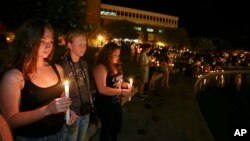 Students and supporters take part in a candle light vigil at the University of Central Florida, Sept. 3, 2014, in Orlando, Fla., to honor Steven Sotloff.