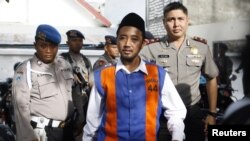 Pemimpin kelompok Syiah di Madura, Tajul Muluk, dikawal polisi di Pengadilan Negeri Sampang. (Photo: REUTERS/Sigit Pamungkas).