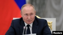 Presiden Rusia Vladimir Putin menghadiri pertemuan dengan para pemimpin parlemen di Moskow, Rusia 7 Juli 2022. (Sputnik/Aleksey Nikolskyi/Kremlin via REUTERS)