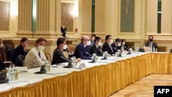 Para delegasi dalam Pembicaraan Nuklir Iran ketika bertemu di Grand Hotel, Wina, Austria 1 Mei 2021 lalu (foto: dok). 
