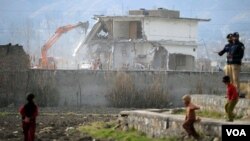 Tiga isteri Osama bin Laden tinggal beberapa tahun di kompleks di Abbottabad, Pakistan yang kini dihancurkan.