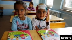 Anak-anak pengungsi Suriah di sekolah mereka di Fatih Sultan Mehmet School di distrik Karapurcek, Ankara, Turki, 28 September 2015.