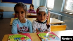 Anak-anak pengungsi Suriah di kelas mereka di Fatih Sultan Mehmet School di Karapurcek distrik Ankara, Turki, 28 September 2015.