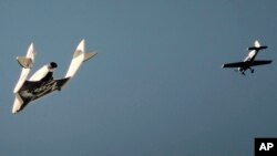 Arhivski snimak letelice "Virdžin Galaktika" tokom probnog leta iznad pustinje Mohave u Kaliforniji, 29. aprila 2013.