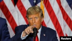 Kandidat presiden dari Partai Republik, Donald Trump, berbicara pada malam kaukus di Des Moines, Iowa, pada 15 Januari 2024. (Foto: Reuters/Brian Snyder)