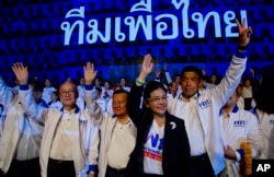 Sudarat Keyuraphan, leader of the Pheu Thai Party and a candidate for prime minister, second right, and contestants wave during a rally ahead of general elections in Bangkok, Thailand, March 22, 2019.