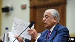 Zalmay Khalilzad, utusan khusus AS untuk Afghanistan, berbicara dalam rapat dengan anggota DPR AS mengenai hubungan AS-Afghanistan di Capitol Hill pada 18 Mei 2021. (Foto: AFP/ Mandel Ngan)