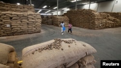 Des noix de cajou sont empilés dans un entrepôt à Bouaké, Côte d'Ivoire, le 23 février 2017.
