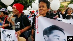 Para pendukung mendiang diktator Filipina, Ferdinand Marcos melakukan doa bersama di depan Mahkamah Agug, Manila, Filipina, 7 November 2016 (AP Photo/Bullit Marquez).