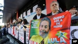 Supporters of Brazil's former President Luiz Inacio Lula da Silva gather in front of the metal workers union headquarters in Sao Bernardo do Campo, Brazil, April 7, 2018. 