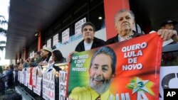 Des partisans de l'ancien président brésilien Luiz Inacio Lula da Silva se rassemblent devant le siège du syndicat des métallurgistes à Sao Bernardo do Campo, au Brésil, le 7 avril 2018.