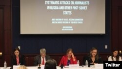 Direktorka Glasa Amerike, Amanda Benet (u sredini) na panel diskusiji i slobodi medija u Rusiji i postsovjetskim državama, u Vašingronu, 4. oktobra 2017. (Foto: Komitet za zaštitu novinara - @pressfreedom)