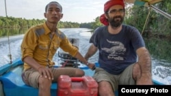 លោក​ Alex Gonzalez Davidson​​ (ស្តាំ) ​ប្រធាន​អង្គការ​មាតា​ធម្មជាតិ​ (រូប​ថត​ផ្តល់​ឲ្យ​ពី​ហ្វេសប៊ុក​​លោក Alex Gonzalez)