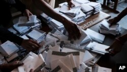 Le dépouillement des bulletins de vote après le premier tour, à Antananarivo, Madagascar, le 7 novembre 2018.