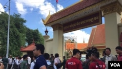 តុលាការកំពូលសម្រេចបន្ត​សវនាការ​លើ​បណ្តឹង​របស់​ក្រសួងមហាផ្ទៃ​ ដែល​បាន​ប្តឹង​សុំ​ឲ្យ​រំលាយ​គណបក្ស​សង្គ្រោះ​ជាតិ ទៅរសៀលម៉ោងពីរ។ (នូវ ពៅលក្ខិណា/VOA)