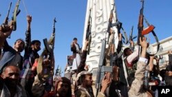 បុរស​យេម៉ែន​ម្នាក់​ (រូប​ខាង​ក្រោយ) ប្រើ​ទូរស័ព្ទ​របស់​គាត់​ថត​រូប​ក្រុម​ឧទ្ទាម Shiite ដែល​កំពុង​តែ​កាន់​កាំភ្លើង​កំឡុង​បាតុកម្ម​ប្រឆាំង​នឹង​ការ​បញ្ជ​ឲ្យ​ប្រើ​អាវុធ​របស់​ក្រុម​ប្រឹក្សា​សន្តិសុខ​អង្គការ​សហប្រជាជាតិ​ ក្នុង​ក្រុង​សាណា ប្រទេស​យេម៉ែន កាលពី​ថ្ងៃព្រហស្បតិ៍ ទី១ ខែមេសា ឆ្នាំ២០១៥។