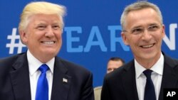 Sekretaris Jenderal NATO Jens Stoltenberg (kanan) bersama Presiden AS Donald Trump (kiri) dalam KTT NATO di Brussels, 25 Mei 2017. (Thierry Charlier/Pool Photo via AP).