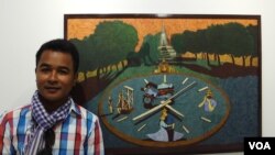 លោក​ ភើ សុផុន​​ជាមួយ​ផ្ទាំង​គំនូរ​«ម៉ោង»​​ក្នុង​កម្មវិធី​បើក​ពិព័រណ៍​ទោល​របស់​លោក​ ហៅ​ថា​ «ចំណែក​នៃ​ពេល​វេលា»​ នៅ​វិចិត្រសាល​សិល្បៈ​សហគមន៍​មូលនិធិ​អាស៊ី​ ថ្ងៃទី២៩​ខែកញ្ញា​ ឆ្នាំ២០១៥។ (សើ​ សាយ្យាណា/VOA Khmer)