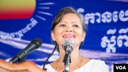 រូប​ឯកសារ៖ លោកស្រី មួរ សុខហួរ  តំណាងរាស្រ្ត​គណបក្ស​សង្គ្រោះ​ជាតិ​ថ្លែង​ទៅកាន់​សារព័ត៌មាន​ និង​អ្នក​គាំទ្រ​បក្ស​សង្រ្គោះជាតិ​នៅ​ទីស្នាក់ការ​គណបក្ស​សង្រ្គោះជាតិ​នៅ​ថ្ងៃ​សុក្រ ទី​០៩ ខែ​កញ្ញា ឆ្នាំ​២០១៦។ ​(ឡេង ឡែន/VOA)​ 