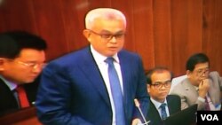 លោក​ អូន​ ព័ន្ឋមុនី​រ័ត្ន​ រដ្ឋមន្ត្រី​ក្រសួង​សេដ្ឋកិច្ច និង​​ហិរញ្ញវត្ថុ​ ថ្លែង​ការពារ​សេចក្តីព្រាង​ច្បាប់​ថវិកា​ជាតិ​ ឆ្នាំ​ ២០១៨​ នៅក្នុង​រដ្ឋសភា​ កាលពីថ្ងៃ​ទី​ ១៧​ ខែ​ វិច្ឆិកា​ ឆ្នាំ​ ២០១៧។​ (ហ៊ុល រស្មី​/VOA) 