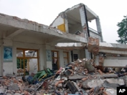 张楠在汶川地震后采访地震灾区拍摄的照片--坍塌的小学校