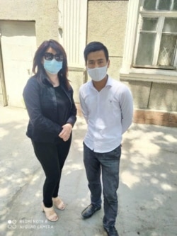 Usmonjon Qodirov hamkasbi Mavjuda Mirzayeva bilan, Farg'ona, 29-may, 2020