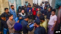 د بې پولې خبریالانو سازمانویلي چې اوس مهال په پاکستان کې له ۱۰۰ څخه زیات افغان خبریالان له دغه هیواد څخه د جبري ایستلو د ګواښ سره مخ دي. 