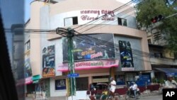 រោងភាពយន្ត​​លុច្ស​​នៅ​លើ​​ផ្លូវ​​ព្រះ​នរោត្តម​។