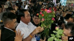 លោក Prayuth Chan-ocha នៃ​គណបក្ស​ Palang Pracharat ទទួល​ផ្កាពី​អ្នក​គាំទ្រ​ក្នុង​ពេល​ធ្វើ​យុទ្ធនាការ​ឃោសនា​បោះ​ឆ្នោត​ នៅ​ទីក្រុង​បាងកក ប្រទេស​ថៃ កាល​ពី​ថ្ងៃ​ទី​២២ មីនា ២០១៩។