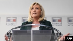 Presiden Partai Reli Nasional yang beraliran ekstrem kanan, Marine Le Pen, memberi keterangan pers di Paris, 9 Maret 2021. 