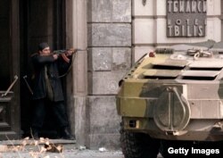 სამხედრო პუტჩის მონაწილენი, რუსთაველის გამზირზე, სასტუმრო "თბილისის" შენობიდან უზენაესი საბჭოს შენობისკენ ისვრის, 1992 წლის იანვარი