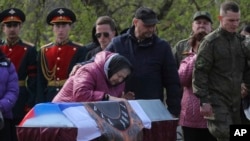 우크라이나 전쟁에 참가했다가 숨진 러시아군 병사의 친지들이 지난 4월 벨고로드 주에서 진행된 장례식에서 애도하고 있다. (자료사진)