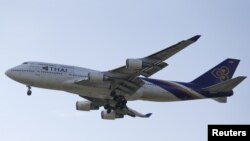 A Thai Airways plane prepares to land at Bangkok's Suvarnabhumi Airport, Thailand, Dec. 2, 2015. 