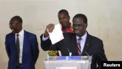 Photo d'archives: Le président par intérim Michel Kafando vote à Ouagadougou, le 29 novembre 2015. (REUTERS/Joe Penney)