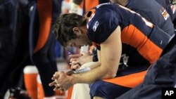 Pemain belakang tim sepakbola Denver Broncos, Tim TEbow, berdoa saat duduk di bangku cadangan dalam pertandingan melawan Kansas City Chiefs. (Foto: Dok)