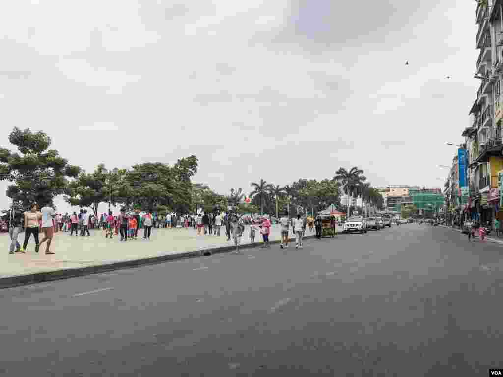 ទិដ្ឋ​ភាព​បុណ្យ​អុំ​ទូក​ អកអំបុក​ បណ្តែត​ប្រទីប​​ នៅក្នុង​រាជធានី​ភ្នំពេញ​កាលពី​រសៀលថ្ងៃទី​១១ ខែវិច្ឆិកា ឆ្នាំ២០១៩។​ (កាន់​ វិច្ឆិកា​​/​VOA)