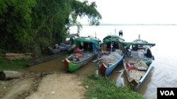 រូបឯកសារ៖ ផ្ទះ​ទូក​របស់​គ្រួសារ​អ្នក​នេសាទ​ ចត​នៅ​ក្បែរ​សឺន លើ​ដង​ទន្លេ​មេគង្គ​ក្នុង​ភូមិ​ស្វាយ​ឃ្លាំង ឃុំ​ស្វាយ​ឃ្លាំង​ ស្រុក​ក្រូច​ឆ្មារ ខេត្ត​កំពង់ចាម នៅ​ថ្ងៃ​សៅរ៍ ទី​២២​ ខែ​កក្កដា​ ឆ្នាំ​២០១៧។ (សើ​ សាយ្យាណា/VOA)